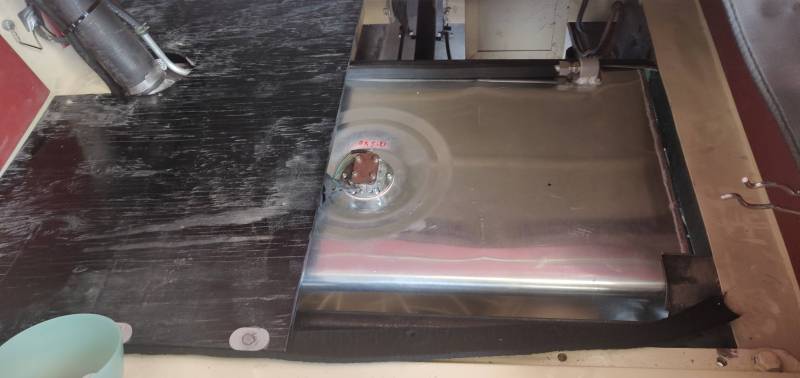 Remis en place du fond de coffre d'une Jaguar XK 120 au garage Moi Mecano