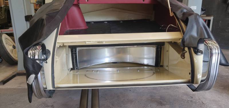 Réservoir de Carburant Neuf d'une voiture ancienne Jaguar XK 120 proche de Aix en Provence