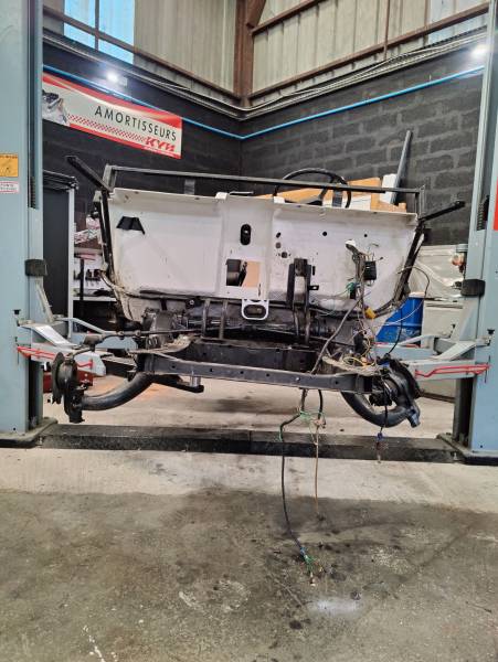 Méhari accidenté sur pont à deux colonnes